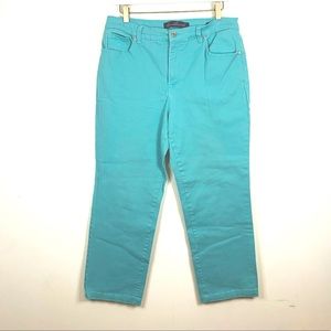 4/25$ GLORIA VANDERBILT Blue Colored Short Jeans. Style name is “Amanda”
